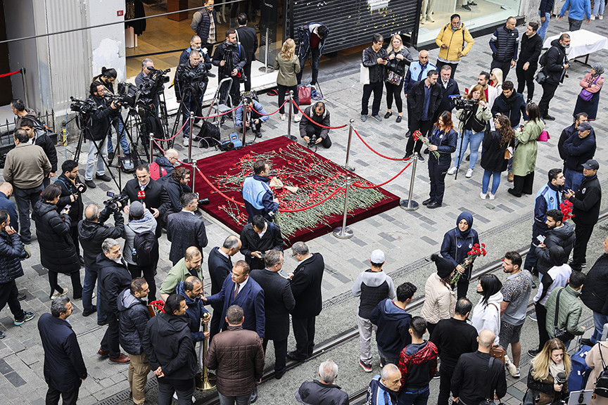 Beyoğlu'nda patlamanın yaşandığı yere karanfiller bırakıldı