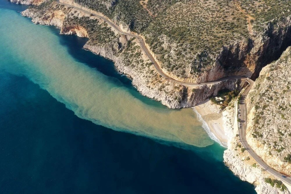 Kaputaş Plajı kahverengiye döndü