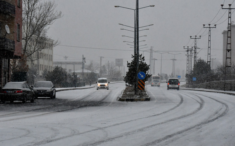 Kars ve Ardahan beyaz örtüyle kaplandı