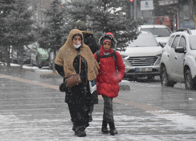 Kars ve Ardahan beyaz örtüyle kaplandı