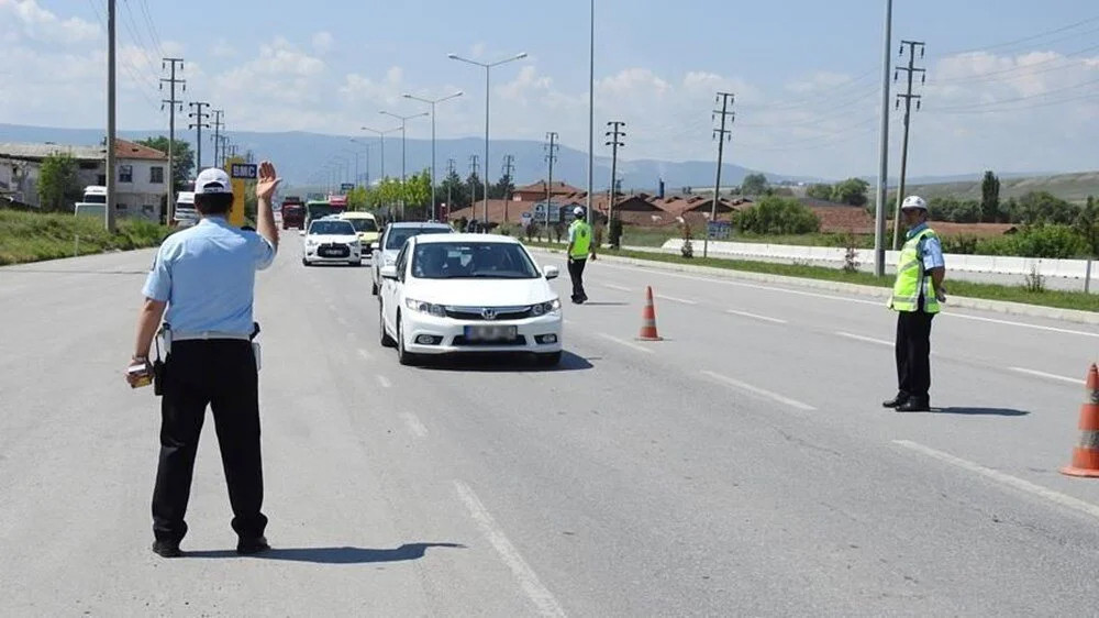 Yeni trafik cezaları: Hız sınırı, kırmızı ışık, kemer...