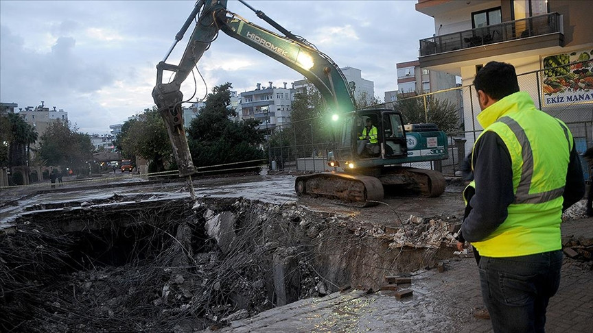 Kumluca'da selin açtığı yaralar sarılıyor