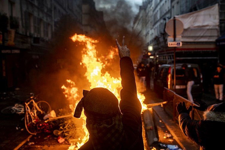 Paris'te ölenler PKK'lı çıktı