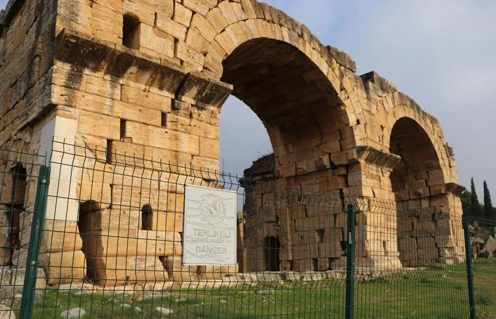 Unesco listesindeki Hierapolis'te yıkılma tehlikesi!