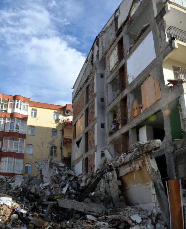 Avcılar'da yıkılan binanın bitişiğindeki bina duvarsız kaldı: 40 yıl ortak duvar kullanmışlar