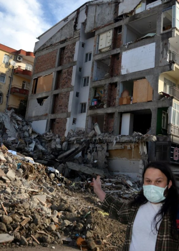 Avcılar'da yıkılan binanın bitişiğindeki bina duvarsız kaldı: 40 yıl ortak duvar kullanmışlar