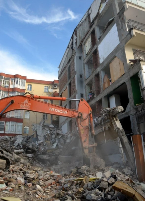 Avcılar'da yıkılan binanın bitişiğindeki bina duvarsız kaldı: 40 yıl ortak duvar kullanmışlar