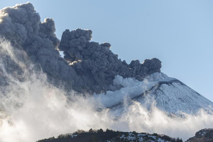 Etna yanardağı yeniden harekete geçti!