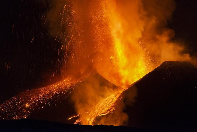 Etna yanardağı yeniden harekete geçti!