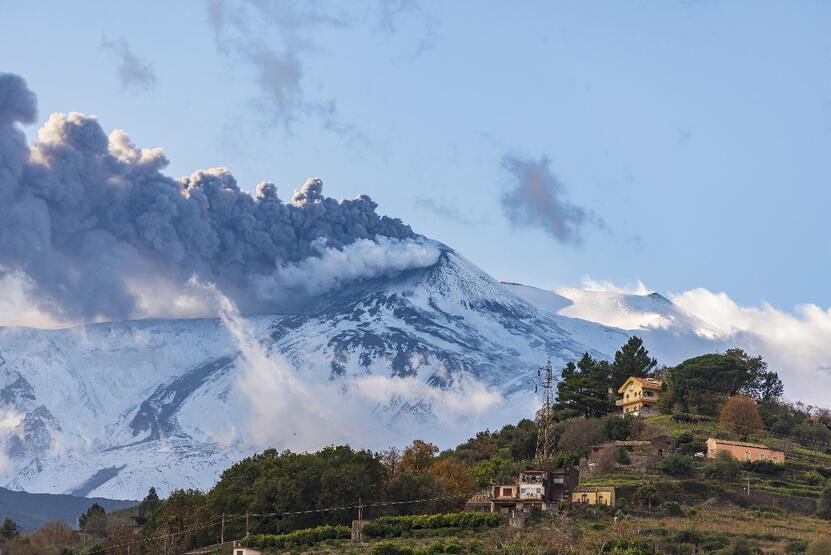 Etna yanardağı yeniden harekete geçti!