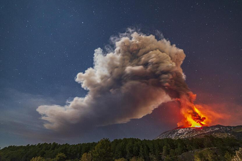 Etna yanardağı yeniden harekete geçti!