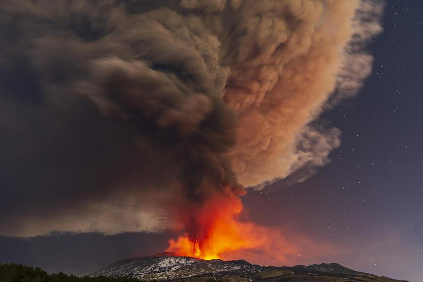 Etna yanardağı yeniden harekete geçti!