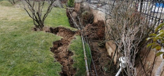 Büyükçekmece'de dev yarıklar oluştu! Villalarda çökme tehlikesi