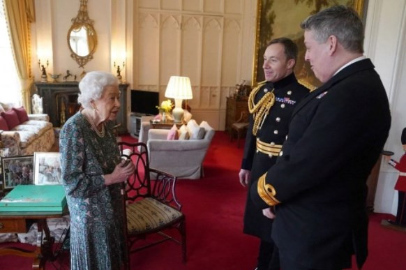 Sağlık durumu merak edilen Kraliçe Elizabeth ortaya çıktı