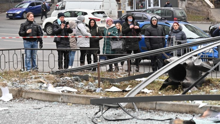 Rusya Ukrayna'yı bombalıyor! Dehşet anları: Metrolar sığınak oldu!