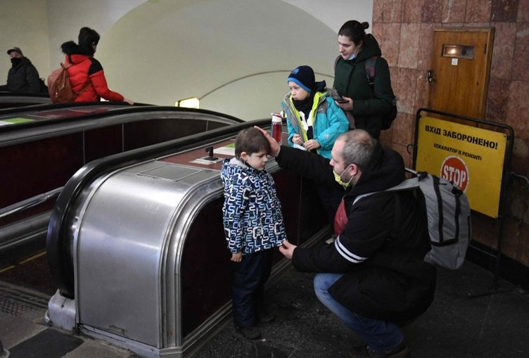 Rusya Ukrayna'yı bombalıyor! Dehşet anları: Metrolar sığınak oldu!