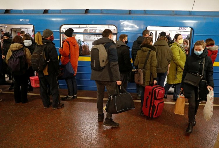 Rusya Ukrayna'yı bombalıyor! Dehşet anları: Metrolar sığınak oldu!