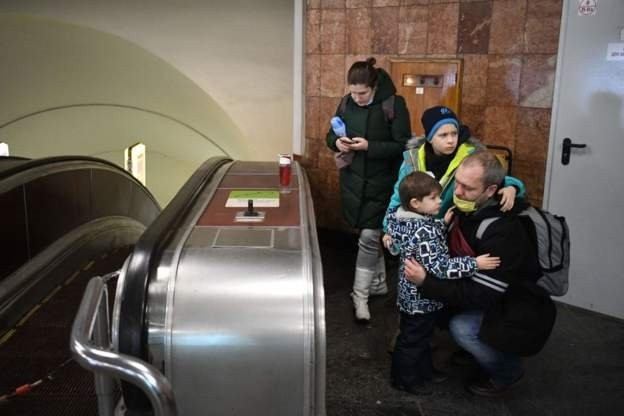 Rusya Ukrayna'yı bombalıyor! Dehşet anları: Metrolar sığınak oldu!