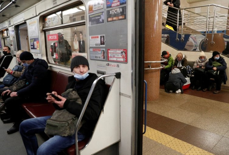 Rusya Ukrayna'yı bombalıyor! Dehşet anları: Metrolar sığınak oldu!