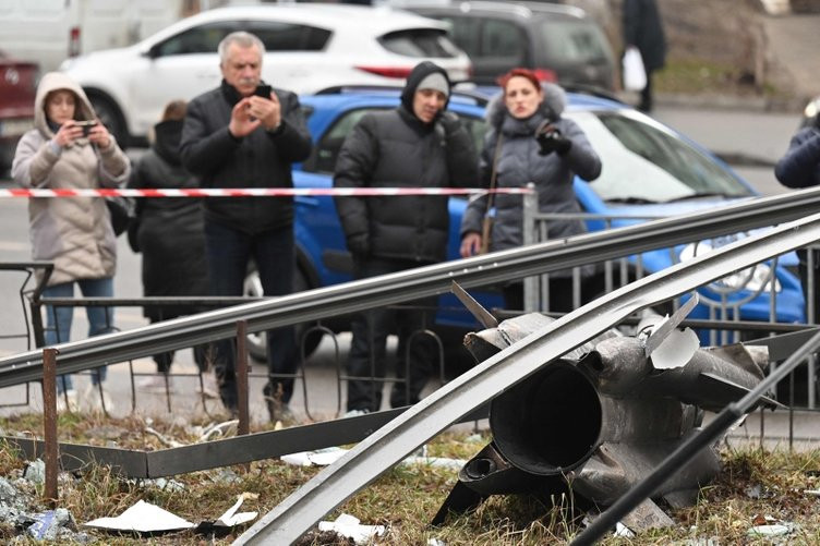 Rusya Ukrayna'yı bombalıyor! Dehşet anları: Metrolar sığınak oldu!