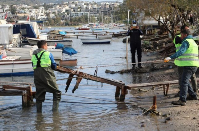 Bodrum'da 46 kaçak iskele yıkılıyor