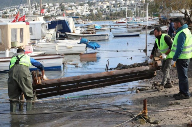 Bodrum'da 46 kaçak iskele yıkılıyor