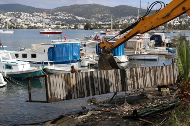 Bodrum'da 46 kaçak iskele yıkılıyor