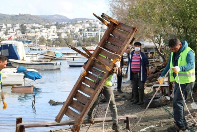 Bodrum'da 46 kaçak iskele yıkılıyor