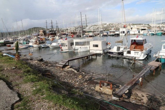 Bodrum'da 46 kaçak iskele yıkılıyor