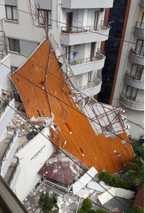 Hatay'da kuvvetli fırtına: Dörtyol'da okullar tatil