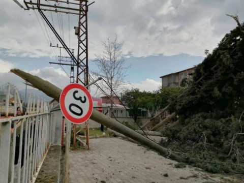 Hatay'da kuvvetli fırtına: Dörtyol'da okullar tatil