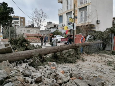 Hatay'da kuvvetli fırtına: Dörtyol'da okullar tatil