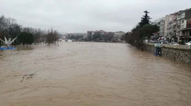 Çanakkale'de çay taştı araçlar sular altında kaldı