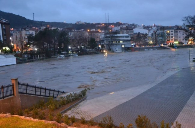 Çanakkale'de çay taştı araçlar sular altında kaldı