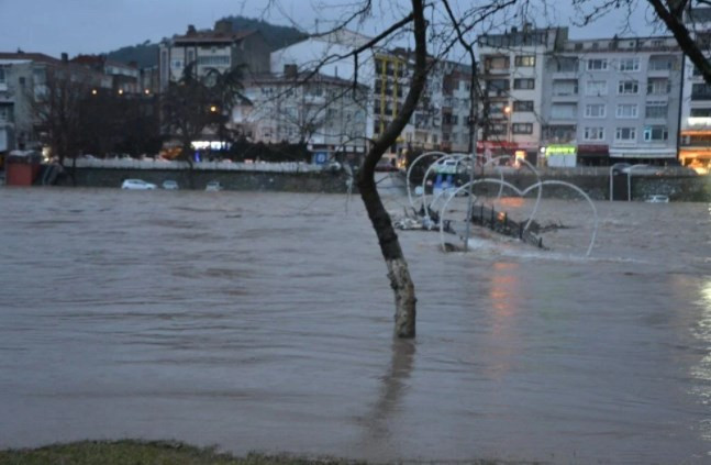 Çanakkale'de çay taştı araçlar sular altında kaldı