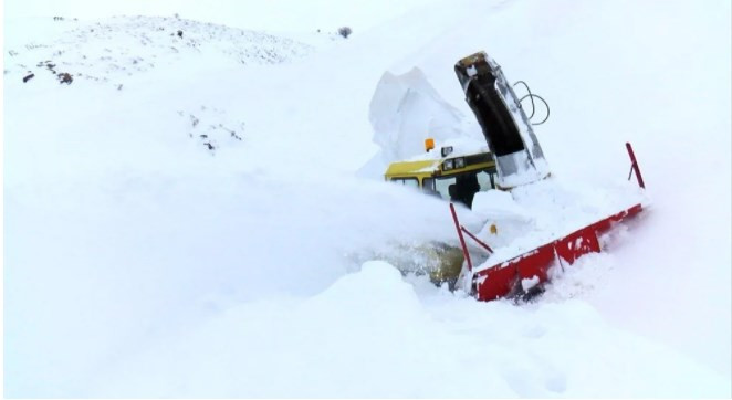 Kar kalınlığı 7 metre: Yolları 2 ayda 3 kez kapandı