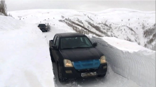 Kar kalınlığı 7 metre: Yolları 2 ayda 3 kez kapandı