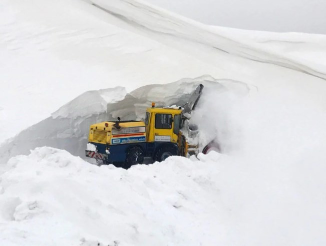 Kar kalınlığı 7 metre: Yolları 2 ayda 3 kez kapandı