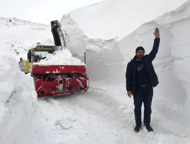 Kar kalınlığı 7 metre: Yolları 2 ayda 3 kez kapandı