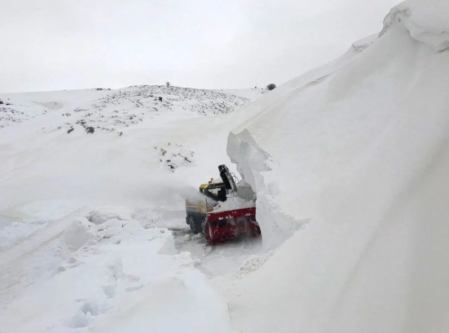 Kar kalınlığı 7 metre: Yolları 2 ayda 3 kez kapandı