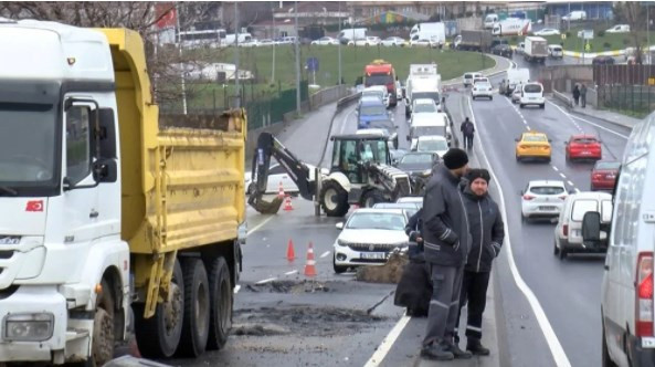 Bahçelievler'de yol çöktü, cadde trafiğe kapatıldı