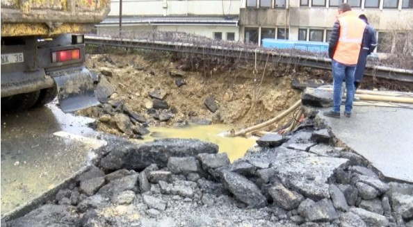 Bahçelievler'de yol çöktü, cadde trafiğe kapatıldı