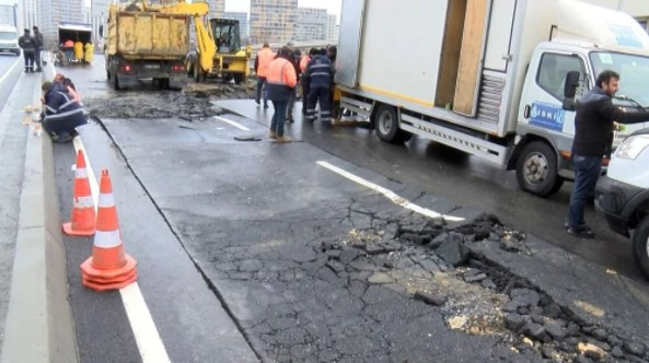 Bahçelievler'de yol çöktü, cadde trafiğe kapatıldı