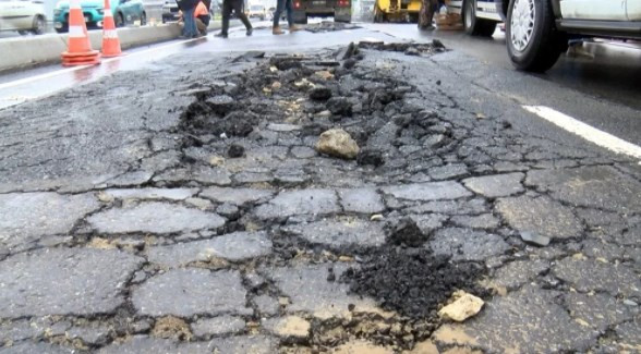 Bahçelievler'de yol çöktü, cadde trafiğe kapatıldı