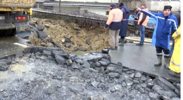 Bahçelievler'de yol çöktü, cadde trafiğe kapatıldı