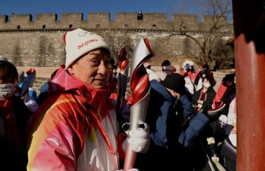 Jackie Chan, olimpiyat meşalesini taşıdı