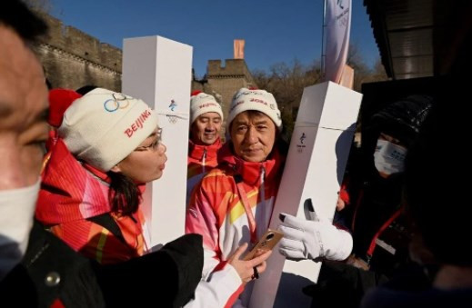 Jackie Chan, olimpiyat meşalesini taşıdı