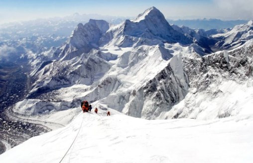 80 Kat hızlı eriyor! Everest Dağı’nda son 25 yılda 2 bin yıllık buz kaybedildi