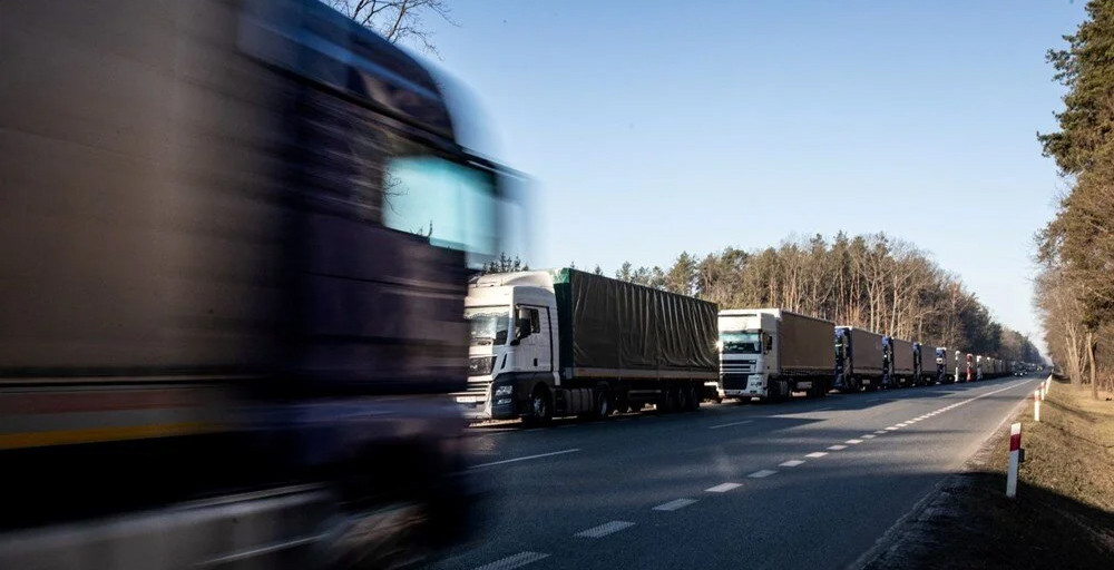 Tam 38 kilometre: Sınırda yaptırım kuyruğu