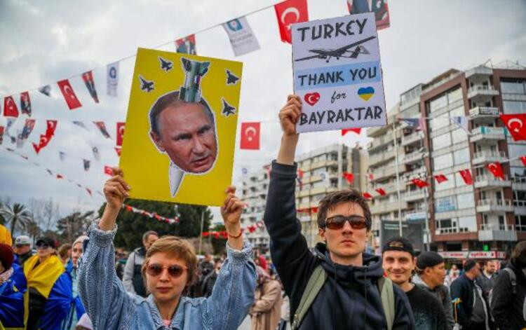 Yer: Antalya... Ukraynalılardan savaş protestosu!